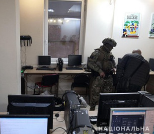 На Харьковщине раскрыта банда мошенников, похищавших деньги с банковских карт