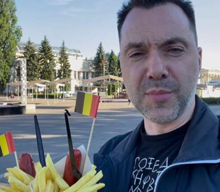 Арестович с сосисками в руке обратился к Шольцу