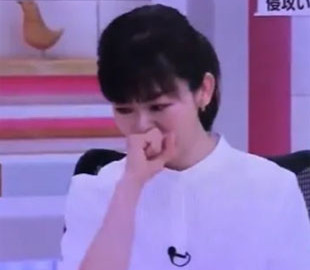 Ведущая японского ТВ расплакалась в прямом эфире, рассказывая о награждении Путиным бучанских палачей