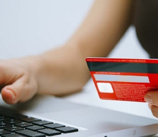 Жінка хотіла допомогти онлайн-залицяльнику і втратила 20 тисяч гривень