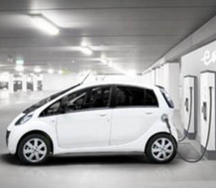 Мининфраструктуры хочет позволить размещение зарядок для электромобилей на всех дорогах