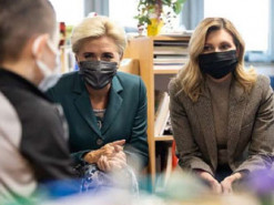 У картатому жакеті та стильних прикрасах: Зеленська відвідала школу у Варшаві