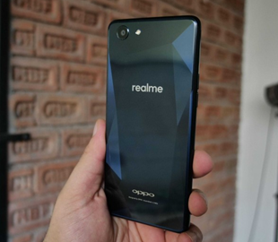 Смартфон Oppo Realme 1 узнает пользователя по лицу, но не по отпечатку пальца