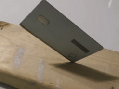 Из Apple Card сделали настоящий нож