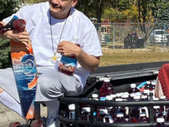 Мужчина проехался на работу на скейте с бутылкой сока в руках и стал звездой TikTok