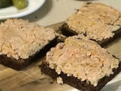 Такий ніжний, як хмаринка: рецепт неймовірно смачного курячого паштету на зиму