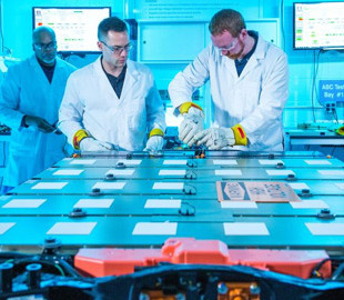 GM рассчитывает снизить стоимость тяговых аккумуляторов для электромобилей на 60%