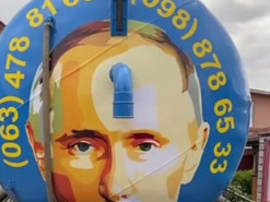 "Путін" під Києвом чистить стічні канави українців