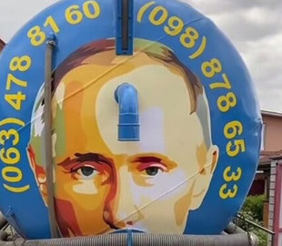 "Путін" під Києвом чистить стічні канави українців