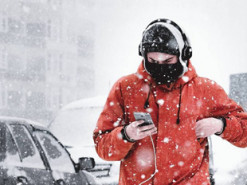 Експерти пояснили, чим може обернутися використання смартфона на морозі