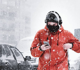 Експерти пояснили, чим може обернутися використання смартфона на морозі