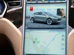 Tesla исправит проблему с гаснущими экранами в своих электрокарах