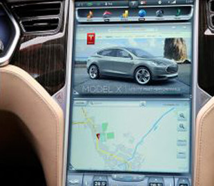 Tesla исправит проблему с гаснущими экранами в своих электрокарах