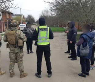 Прикидались жінками та виманювали у військових гроші на "лікування": в Україні викрили шахрайський кол-центр