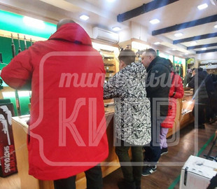 Украинцы скупают оружие и высмеивают паникеров фотожабами