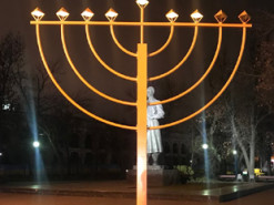 В Киеве хулиган повалил Ханукию на Подоле и снял это для Facebook