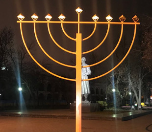 В Киеве хулиган повалил Ханукию на Подоле и снял это для Facebook