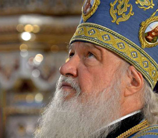 Российский патриарх Кирилл поскользнулся на «святой воде» в Новороссийске