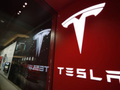 Агентство безопасности США собирает информацию о дефектах новой функции автомобилей Tesla