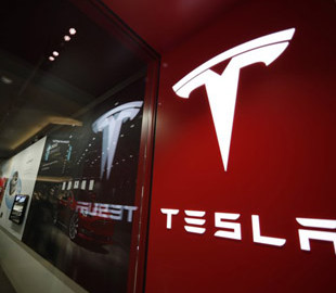 Агентство безопасности США собирает информацию о дефектах новой функции автомобилей Tesla
