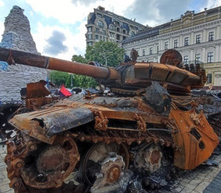 У центрі Києва просто неба виставили спалену російську техніку