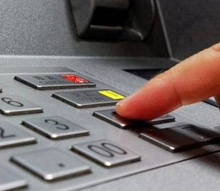 "Вашу картку заблоковано". На Франківщині шахраї ошукали жінку на 130 тис. грн — Нацполіція