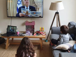 Карантин из-за COVID-19. Президент Израиля начал читать детям сказки онлайн