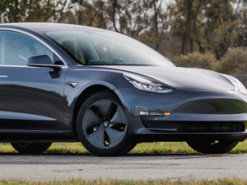 Электрокары Tesla стали дешевле