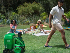 Heineken создал робота, который сопровождает с охлажденным пивом