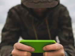 На Київщині по “гарячим слідам” затримали грабіжника, який поцупив елітний телефон на пошті