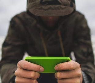 На Київщині по “гарячим слідам” затримали грабіжника, який поцупив елітний телефон на пошті