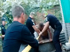 Мужчина упал в колодец, пытаясь достать из него мобильный телефон