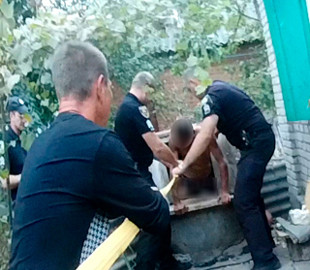 Мужчина упал в колодец, пытаясь достать из него мобильный телефон