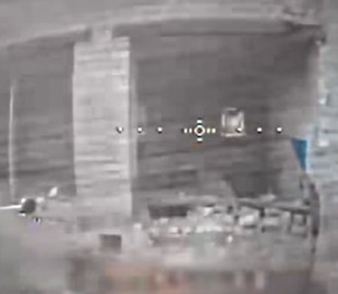 «Літає, як справжній ас»: пілот FPV-дрона залітає крізь тріщини в стінах, полюючи на ворога