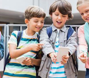 В Украине хотят запретить школьникам и учителям пользоваться телефонами