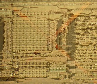 У комп'ютері 1977 року знайшли дивний прозорий чип: він міг би зробити революцію