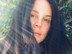 Певица Лана дель Рей возмутила соцсети, явившись на встречу с фанатами в гламурной маске в сеточку