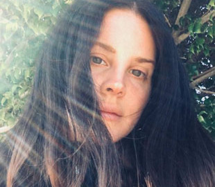 Певица Лана дель Рей возмутила соцсети, явившись на встречу с фанатами в гламурной маске в сеточку