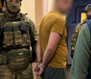 У Києві судитимуть чоловіка за незаконний збут вогнепальної зброї через поштомати