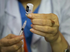 Россия и Китай распространяют дезинформацию о вакцинах от COVID-19, которые производят на Западе – Белый дом