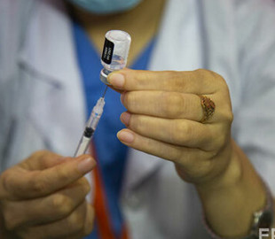 Россия и Китай распространяют дезинформацию о вакцинах от COVID-19, которые производят на Западе – Белый дом