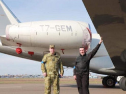 Літак проросійського політика-втікача став барикадою в аеропорту «Київ»