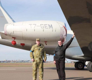 Літак проросійського політика-втікача став барикадою в аеропорту «Київ»