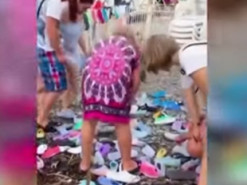 В России туристы устроили толкотню в попытках урвать "дары моря": видео стало вирусным за считанные часы