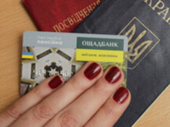Нав'язали кредитку, з якої украли гроші: Ощадбанк звинуватили в обмані пенсіонерки