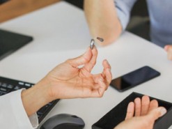 Слуховой аппарат с Alexa переводит иностранную речь и следит за здоровьем хозяина