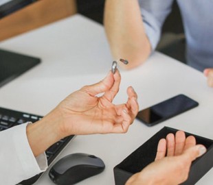 Слуховой аппарат с Alexa переводит иностранную речь и следит за здоровьем хозяина