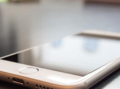 Как правильно класть телефон на стол: почти все ошибаются