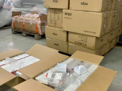 Київські митники призупинили оформлення 8000 контрафактних навушників “Apple” 