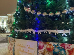 На новорічну ялинку у центрі Твері повісили гірлянду з «ворогами росії» (ФОТО)